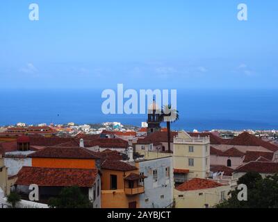 Panoramablick auf La Orotava in Tenefife mit farbenfrohen, bemalten Gebäuden und dem Meer Stockfoto