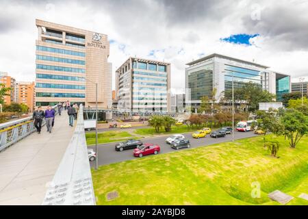 Bogota-Stadt-Fußgängerbrücke am El dorado Avenue Saliter Viertel Stockfoto