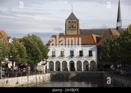 Blick über den Kanal Damsche Vaart zur Stadt Sluis, Zeeland, Niederlande Stockfoto