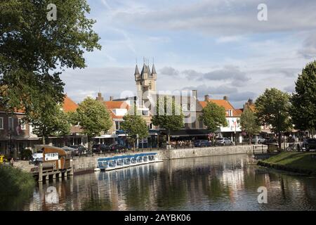 Blick über den Kanal Damsche Vaart zur Stadt Sluis, Zeeland, Niederlande Stockfoto