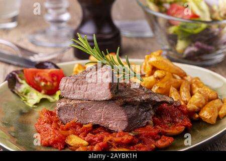Gegrilltes Steak auf dem Teller mit Rosmarin Stockfoto