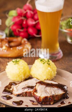 Bayerisches Schweinebraten mit Kartoffelklöße Stockfoto