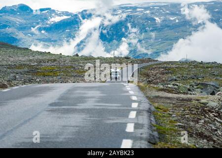 Wohnmobil in norwegischen Bergen. Urlaub und Reisen im Tourismus. Wohnwagen Wohnmobil fährt auf der Bergstraße vorbei an Norwegen. Scandi Stockfoto