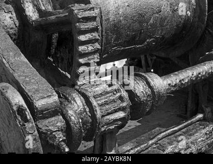 Verrostete Zahnräder und Zahnräder an einer alten zerbrochenen Industriemaschine Stockfoto