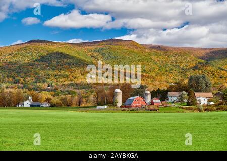 Farm mit roter Scheune und Silos in Vermont Stockfoto