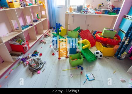 Sochi, Russland - August 8, 2019: Chaos im Kinderzimmer, Spielzeug, Kisten auf dem Boden Stockfoto