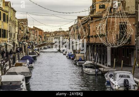 Malerischer Rio dei Vetrai mit Booten auf Murano Stockfoto