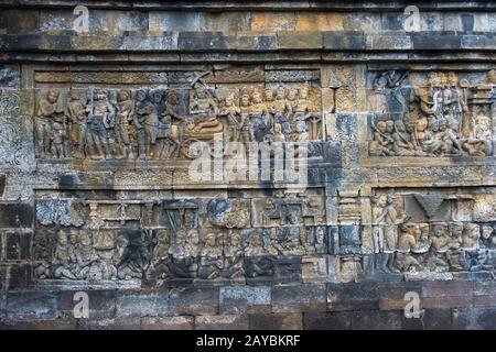 Eine BAS-Reliefschnitzerei von Königin Maya, die sich auf dem Pferdewagen nach Lumbini zurückzieht, um Prinz Siddhartha Gautama, im Borobudur Tempel (UNESCO Stockfoto