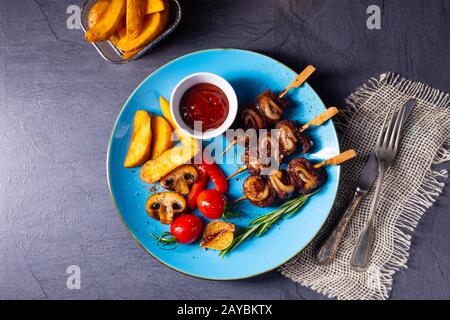 Rinderschäken-Spieße mit gegrilltem Gemüse auf einem kaukasus Stockfoto