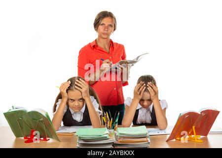 Strenge Lehrerin grade Studenten Stockfoto