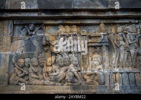 BAS-Reliefschnitzereien im Borobudur Tempel (UNESCO-Weltkulturerbe, neuntes Jahrhundert), dem größten buddhistischen Tempel der Welt, in Magelang, Central Ja Stockfoto