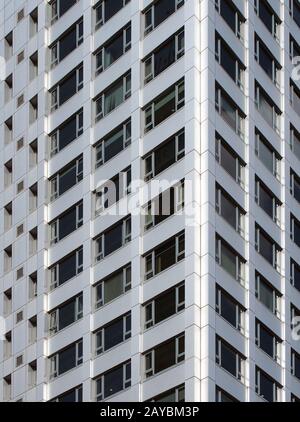 Eckperspektive Blick auf ein großes modernes Geschäftshaus mit futuristischer Silberverkleidung Stockfoto