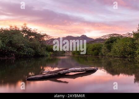 Sonnenuntergang am Pochote Strand, im Pazifik von Costa Rica, neben der Mündung des Pochote Flusses. Nicoya Golf Stockfoto