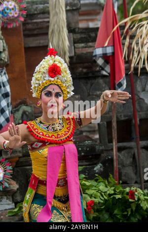 Weibliche Darstellerin während des Barong- und Kris-Tanzes, der einen Kampf zwischen gutem und bösem Geist erzählt, trat in Batubulan, Bali Indonesia, auf. Stockfoto