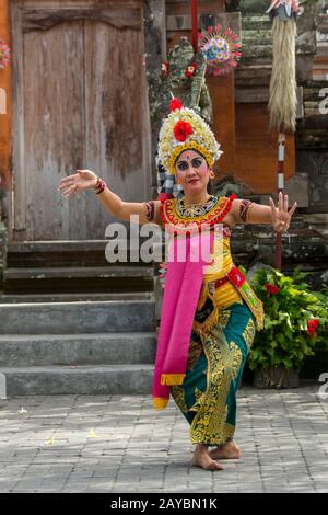 Weibliche Darstellerin während des Barong- und Kris-Tanzes, der einen Kampf zwischen gutem und bösem Geist erzählt, trat in Batubulan, Bali Indonesia, auf. Stockfoto