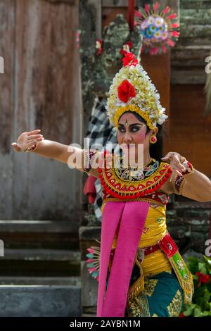 Weibliche Darstellerin während des Barong- und Kris-Tanzes, der einen Kampf zwischen gutem und bösem Geist erzählt, trat in Batubulan, Bali Indonesia, auf. Stockfoto