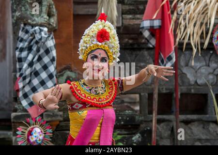 Weibliche Darstellerin während des Barong- und Kris-Tanzes, der einen Kampf zwischen gutem und bösem Geist erzählt, trat in Batubulan, Bali Indonesia, auf. Stockfoto