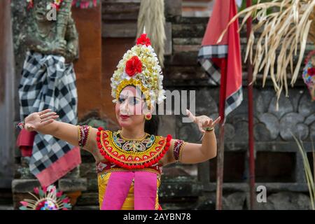 Weibliche Darstellerin während des Barong- und Kris-Tanzes, der einen Kampf zwischen gutem und bösem Geist erzählt, trat in Batubulan, Bali Indonesia, auf. Stockfoto