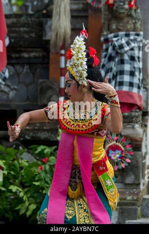 Weibliche Darstellerin während des Barong- und Kris-Tanzes, der einen Kampf zwischen gutem und bösem Geist erzählt, trat in Batubulan, Bali Indonesia, auf. Stockfoto