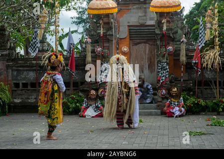 Rangda Fabeltwitwe Witch Personifikation des Bösen beim traditionellen Tanz Barong und Kris, der einen Kampf zwischen gutem und bösem Geist erzählt, perfo Stockfoto