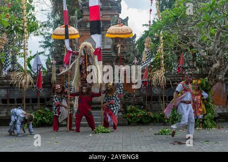 Rangda Fabeltwitwe Witch Personifikation des Bösen beim traditionellen Tanz Barong und Kris, der einen Kampf zwischen gutem und bösem Geist erzählt, perfo Stockfoto