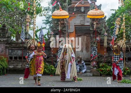 Rangda Fabeltwitwe Witch Personifikation des Bösen beim traditionellen Tanz Barong und Kris, der einen Kampf zwischen gutem und bösem Geist erzählt, perfo Stockfoto