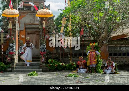 Darsteller während des traditionellen Barong- und Kris-Tanzes, der einen Kampf zwischen gutem und bösem Geist erzählt, traten in Batubulan, Bali Indonesia auf. Stockfoto