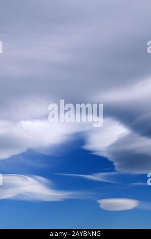 Wolken über den Felsvorbergen westlich von Boulder, CO. Stockfoto