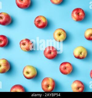 Fruchtäpfel-Muster auf Blau. Stockfoto