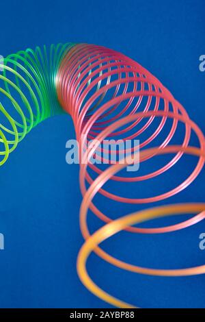 Nahkurve der Spielzeugspirale aus Regenbogenplastik. Stockfoto