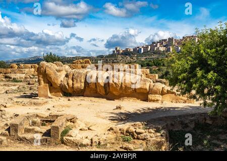 Statue des Atlas im Tempel des Olympischen Zeus, Agrigento, Sizilien, Italien Stockfoto