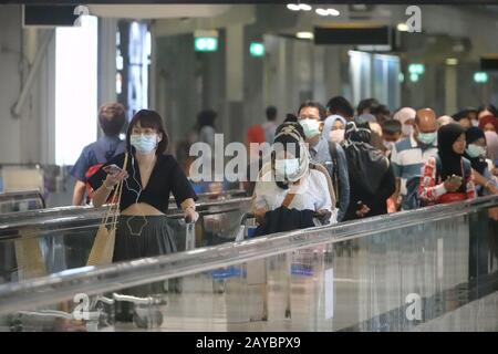 PIC zeigt: Reisende, die am BKK-Flughafen in Thailand Ankommen, Trugen Die Meisten Masken, die aus Angst vor dem Virus waren. Aber der Flugverkehr sei mit dem Virus s ausgefallen Stockfoto