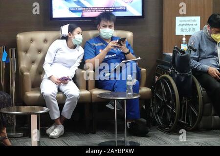 PIC zeigt: Reisende, die am BKK-Flughafen in Thailand Ankommen, Trugen Die Meisten Masken, die aus Angst vor dem Virus waren. Aber der Flugverkehr sei mit dem Virus s ausgefallen Stockfoto