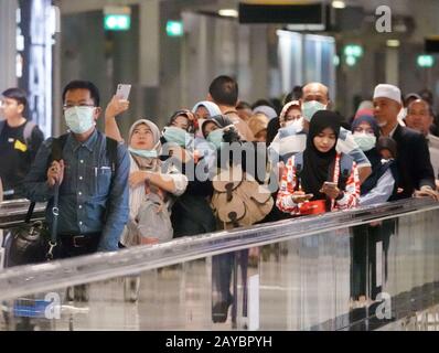 PIC zeigt: Reisende, die am BKK-Flughafen in Thailand Ankommen, Trugen Die Meisten Masken, die aus Angst vor dem Virus waren. Aber der Flugverkehr sei mit dem Virus s ausgefallen Stockfoto