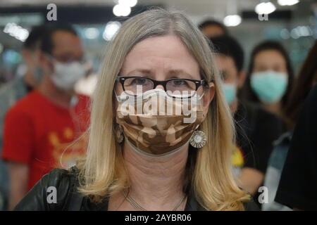 PIC zeigt: Reisende, die am BKK-Flughafen in Thailand Ankommen, Trugen Die Meisten Masken, die aus Angst vor dem Virus waren. Aber der Flugverkehr sei mit dem Virus s ausgefallen Stockfoto