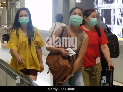 PIC zeigt: Reisende, die am BKK-Flughafen in Thailand Ankommen, Trugen Die Meisten Masken, die aus Angst vor dem Virus waren. Aber der Flugverkehr sei mit dem Virus s ausgefallen Stockfoto