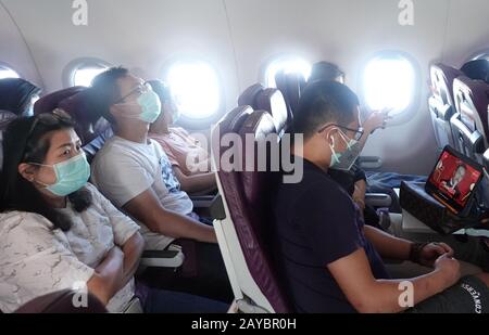 PIC zeigt: Reisende, die am BKK-Flughafen in Thailand Ankommen, Trugen Die Meisten Masken, die aus Angst vor dem Virus waren. Aber der Flugverkehr sei mit dem Virus s ausgefallen Stockfoto