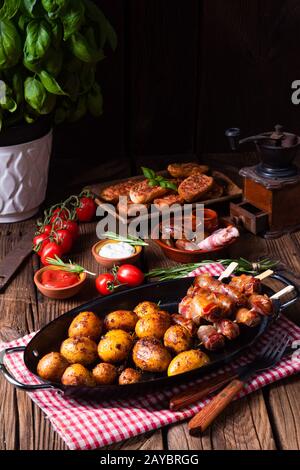 Rustikale Datteln mit Speck und junger gerösteter Kartoffel. Stockfoto