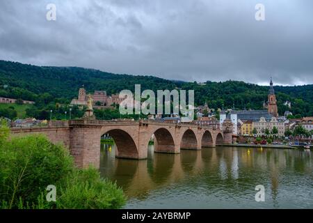 Blick auf die schöne mittelalterliche Stadt Heidelberg und den Neckar, Deutschland mit Blick auf die alte Brücke Stockfoto