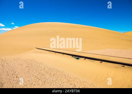 Bahngleise nach Sandsturm, Namibia Stockfoto