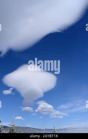 Lentikularwolken über den Rocky Mountains in der Nähe von Boulder, Colorado. Stockfoto