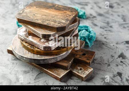 Satz verschiedener alter Holzhackbretter Stockfoto