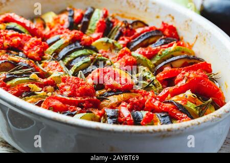 Gemüse-Ratatouille in keramischen Bratpfannen Stockfoto