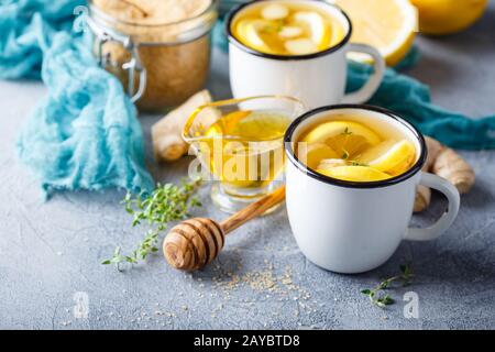 Tassen Ingwer Tee mit Honig und Zitrone Stockfoto