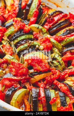 Gemüse-Ratatouille in keramischen Bratpfannen Stockfoto