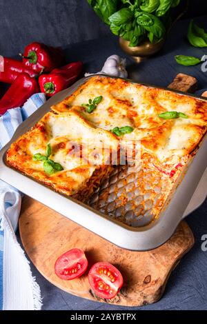 Rustikales würziges Lasagne mit Basilikum auf der Zinn. Stockfoto