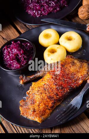 Gänsebraten Sie mit Bratapfel, Rotkohl und Knödel Stockfoto