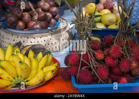 Bananen und Rambutanfrüchte zum Verkauf im Wasserpalast von Tirtagangga, East Bali, Indonesien. Stockfoto