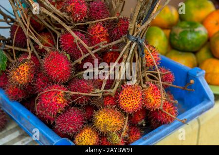 Rambutan Obst zum Verkauf im Wasserpalast von Tirltagangga, East Bali, Indonesien. Stockfoto