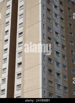 Ein Blick auf einen typischen britischen rat baute Hochhausbeton-Wohnblock, der typisch für öffentliche Wohnungen in Großbritannien ist Stockfoto